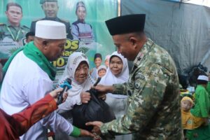 Danrem 052 Pimpin Khitanan Massal, 93 Warga Terima Bantuan Sosial