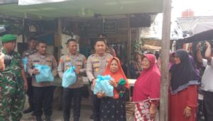 Polsek Karawaci Bagikan 100 Paket Sembako untuk Warga Cimone pada Hari Bhayangkara ke-80